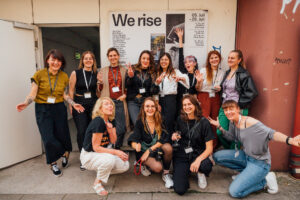 We Rise By Lifting Others - Fotosommer Ausstellung