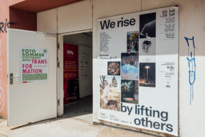 We Rise By Lifting Others - Fotosommer Ausstellung